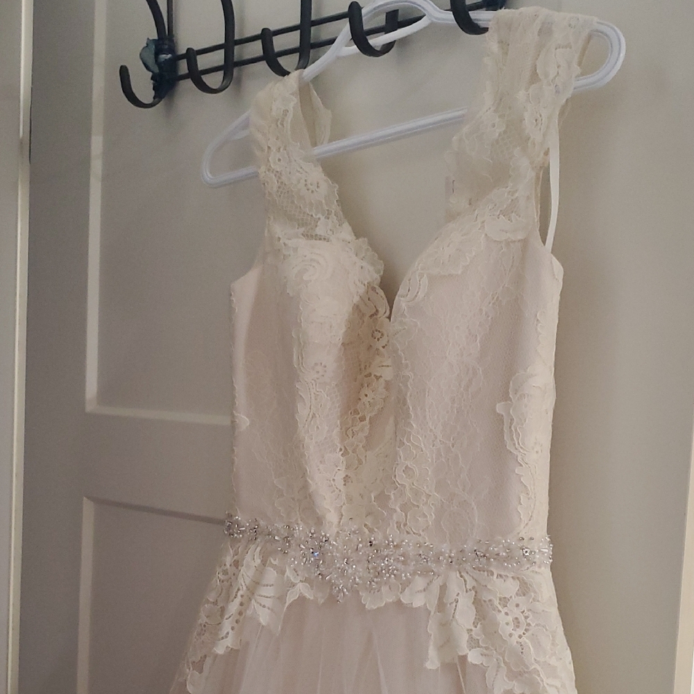 Elegant Lace Wedding Dress with Beaded Waist